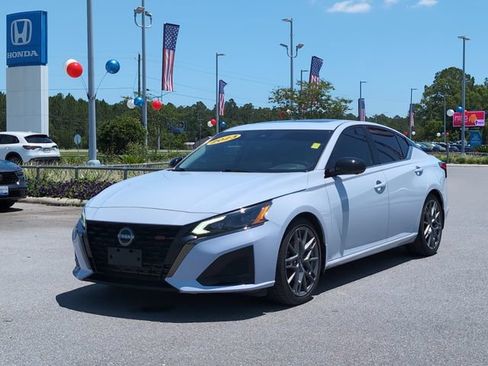 Used 2023 Nissan Altima 2.0 SR FWD image 9