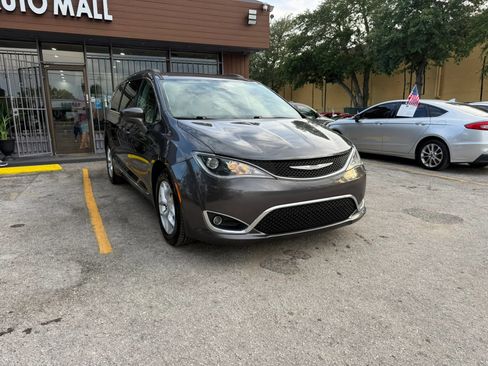 Used 2017 Chrysler Pacifica Touring-L w/ Tire & Wheel Group FWD image 3