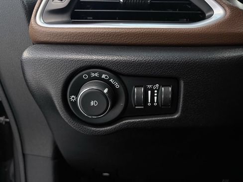 Used 2020 Chrysler Pacifica Limited w/ Tire & Wheel Group FWD image 33