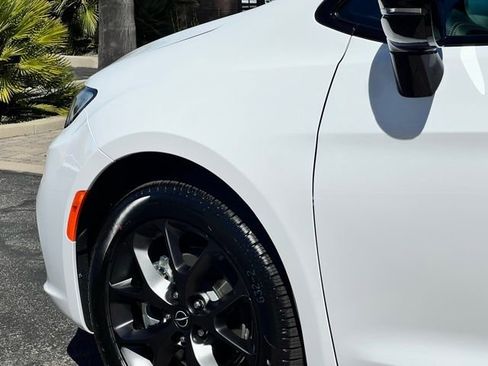 New 2026 Chrysler Pacifica Limited image 5