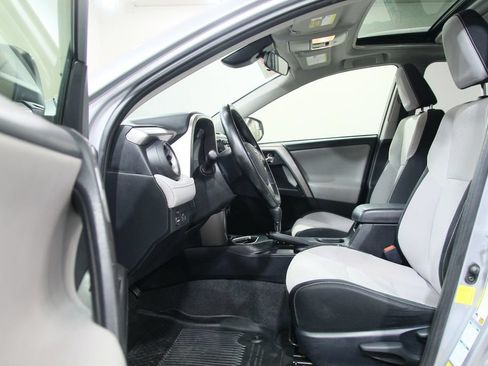 Used 2018 Toyota RAV4 XLE AWD/4WD image 4