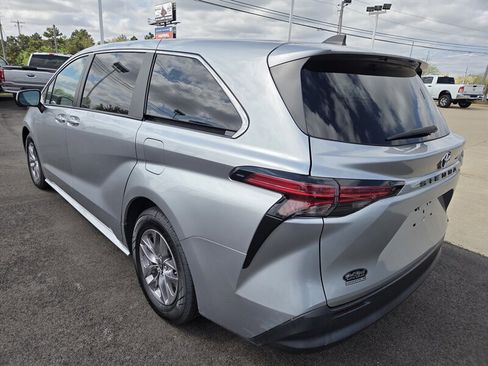 Used 2021 Toyota Sienna LE image 5