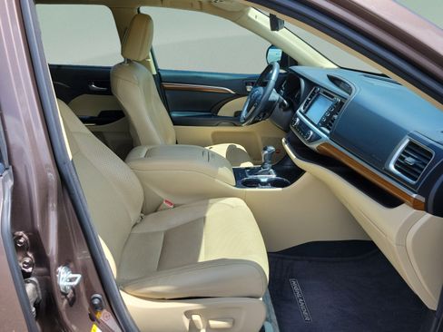 Used 2018 Toyota Highlander Limited FWD image 18