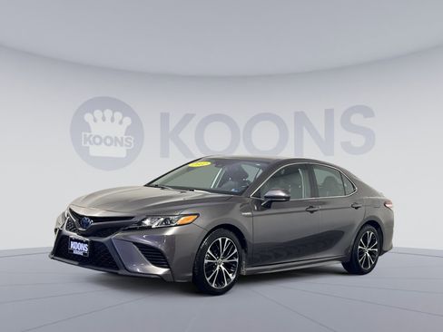 Used 2020 Toyota Camry SE image 1
