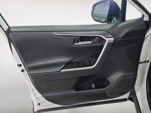 Used 2020 Toyota RAV4 Limited image 11