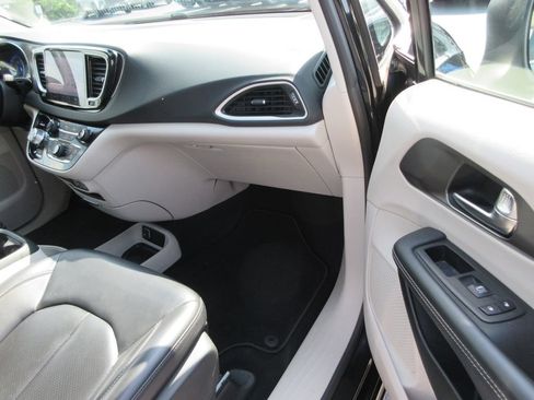 Used 2023 Chrysler Pacifica Touring-L FWD image 17