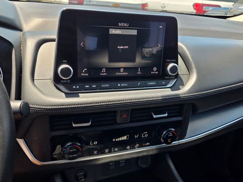 Used 2025 Nissan Rogue SV FWD image 19