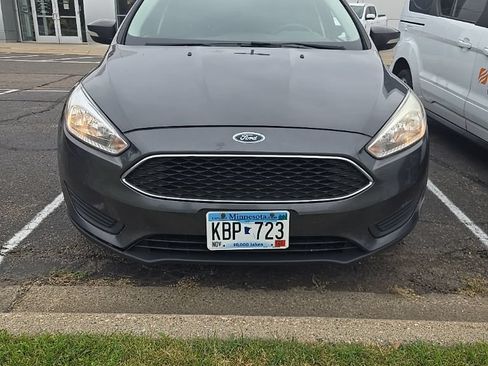 Used 2018 Ford Focus SE w/ Cold Weather Package FWD image 2