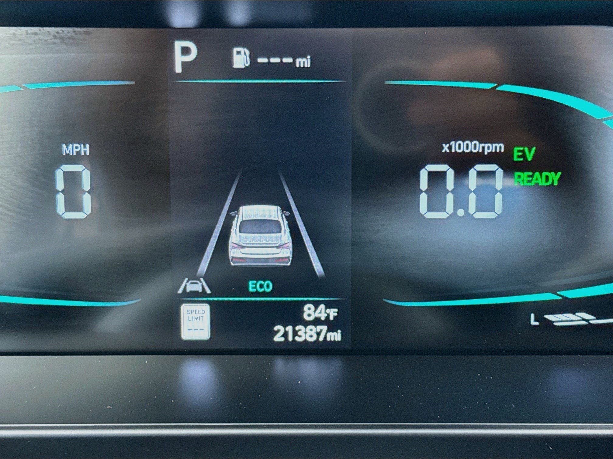 Used 2025 Hyundai Elantra Hybrid FWD image 8