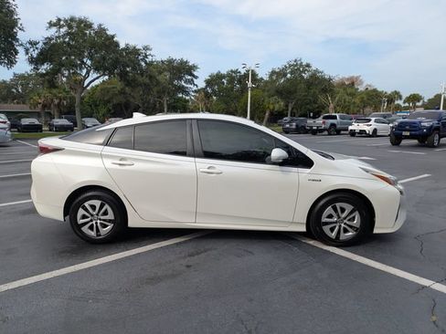 Used 2017 Toyota Prius Three FWD image 3
