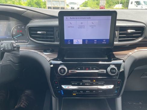 Used 2022 Ford Explorer Limited w/ Equipment Group 301A AWD/4WD image 21