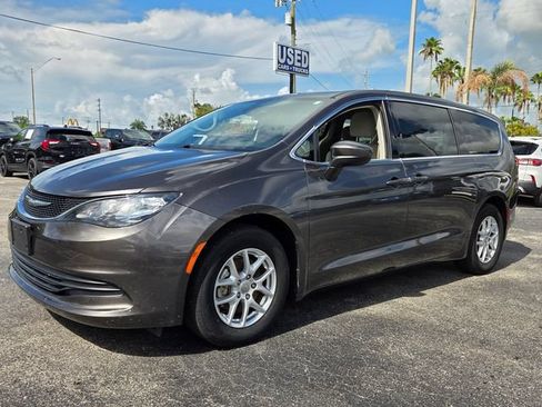 Used 2017 Chrysler Pacifica Touring FWD image 3