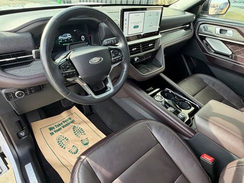 Used 2025 Ford Explorer Platinum w/ LUX Leather Package image 11