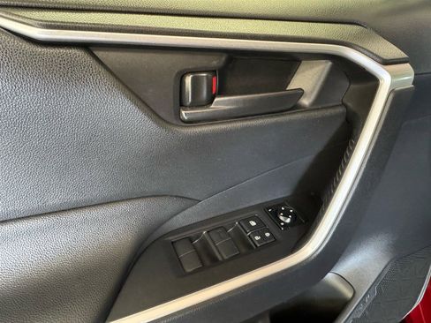 Used 2019 Toyota RAV4 LE w/ Carpet Mat Package image 12