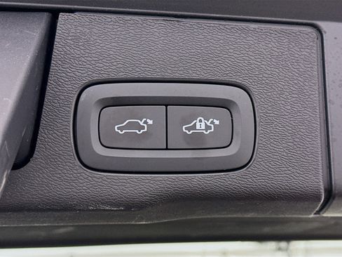 Used 2025 Volvo XC60 B5 Plus image 32