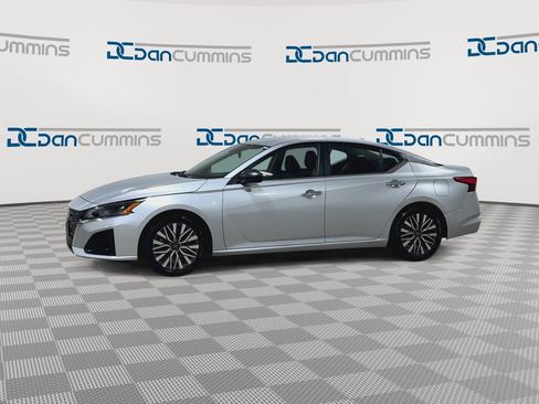 Used 2024 Nissan Altima 2.5 SV FWD image 4