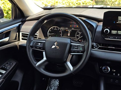 Used 2024 Mitsubishi Outlander SE Black Edition image 23