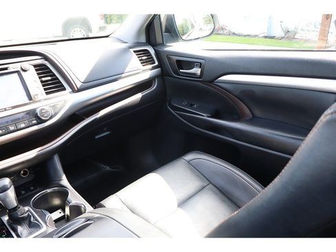 Used 2019 Toyota Highlander XLE AWD/4WD image 26
