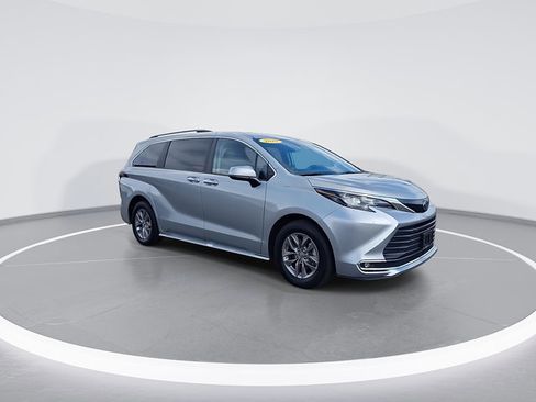 Used 2024 Toyota Sienna XLE image 2