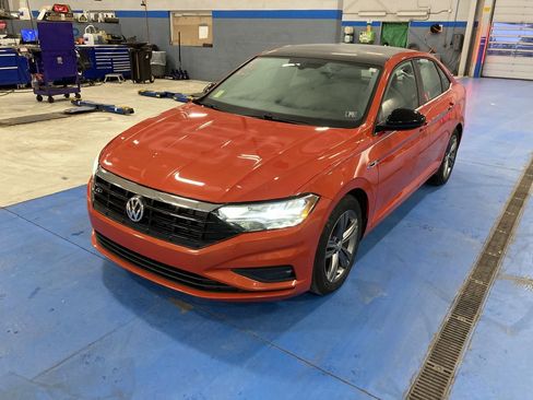 Used 2020 Volkswagen Jetta R-Line w/ R-Line Cold Weather Package image 3