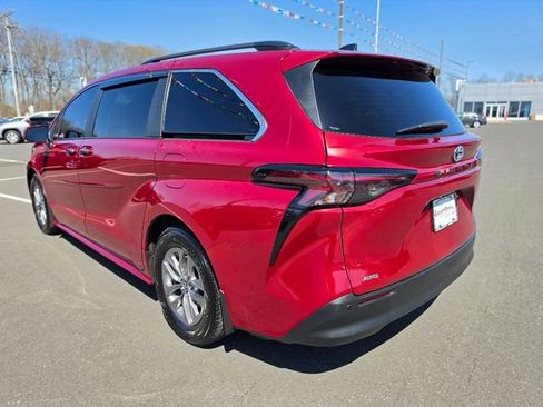Used 2023 Toyota Sienna XLE w/ XLE Plus Package AWD/4WD image 5