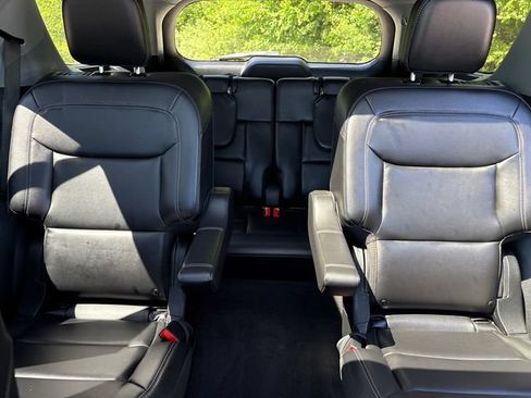 Used 2022 Ford Explorer XLT w/ Equipment Group 202A AWD/4WD image 38