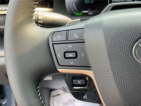 Used 2025 Toyota Crown Platinum image 12