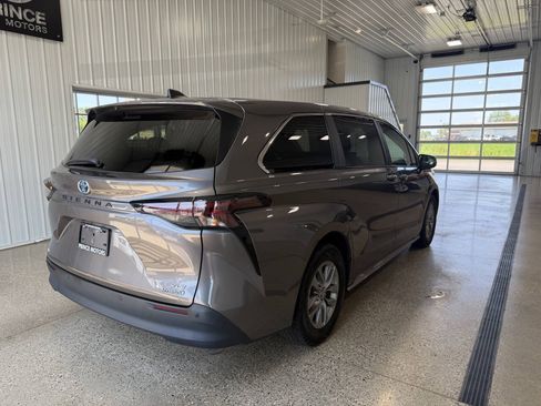 Used 2024 Toyota Sienna XLE AWD/4WD image 4