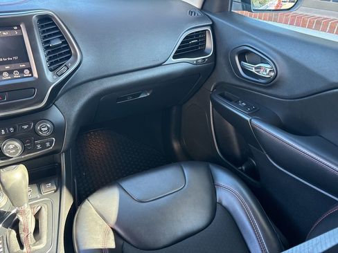 Used 2019 Jeep Cherokee Trailhawk w/ Cold Weather Group AWD/4WD image 20