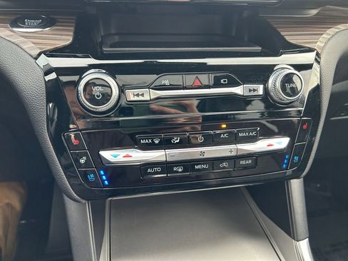 Used 2022 Ford Explorer Limited w/ Equipment Group 301A AWD/4WD image 32