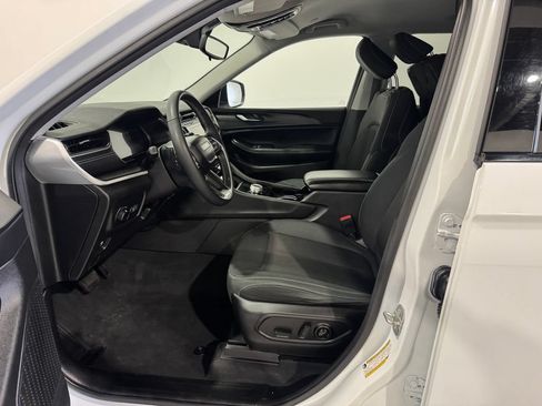 Used 2023 Jeep Grand Cherokee L Laredo AWD/4WD image 16
