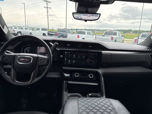 Used 2025 GMC Sierra 2500 AT4 w/ Technology Package AWD/4WD image 12