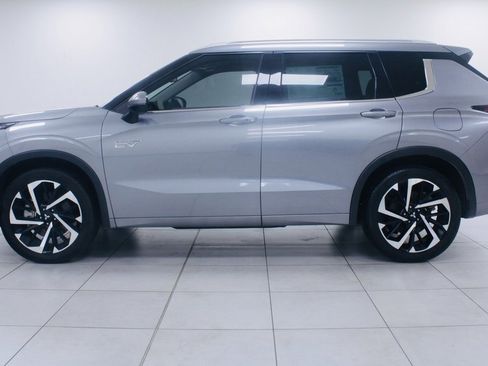 Used 2023 Mitsubishi Outlander SEL image 2