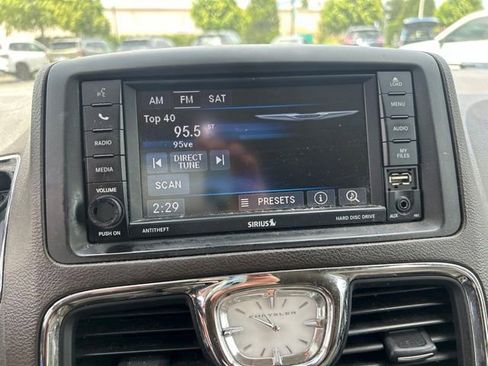 Used 2014 Chrysler Town & Country Touring-L w/ Driver Convenience Group FWD image 11