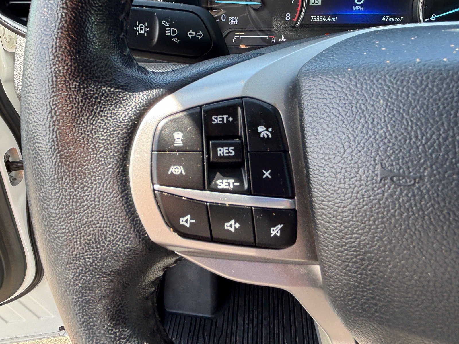 Used 2022 Ford Explorer XLT w/ Equipment Group 202A AWD/4WD image 22