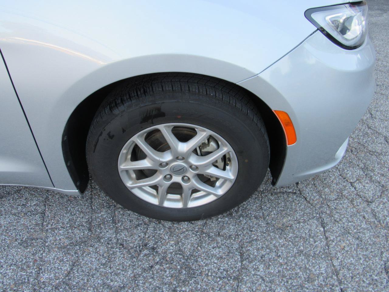 Used 2024 Chrysler Pacifica Touring-L FWD image 40