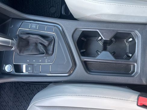 Used 2018 Volkswagen Tiguan SE image 16