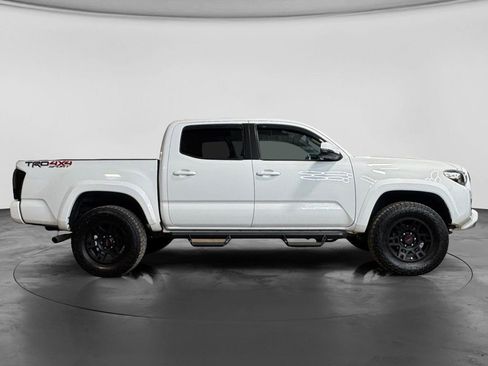 Used 2017 Toyota Tacoma TRD Sport image 5