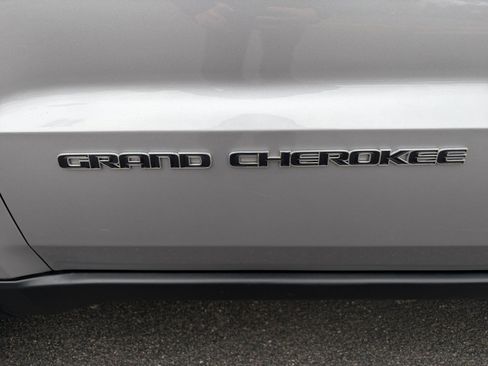Used 2019 Jeep Grand Cherokee Laredo AWD/4WD image 24