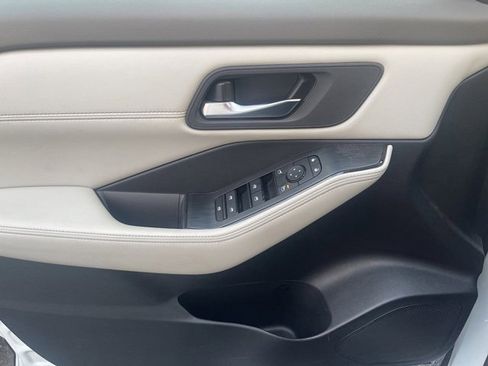 Used 2024 Nissan Rogue SV w/ SV Premium Package image 15