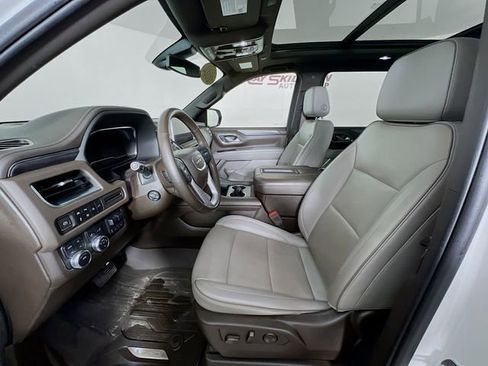 Used 2022 GMC Yukon XL SLT w/ SLT Luxury Package image 10