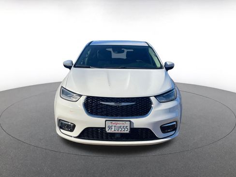 Used 2023 Chrysler Pacifica Touring-L image 4