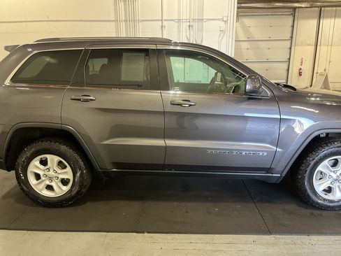 Used 2017 Jeep Grand Cherokee Laredo w/ Quick Order Package 23E AWD/4WD image 5