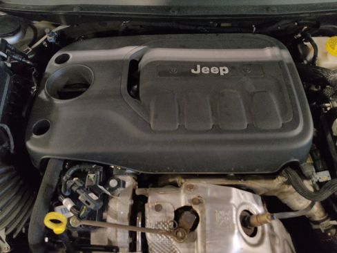 Used 2019 Jeep Cherokee Latitude Plus FWD image 30