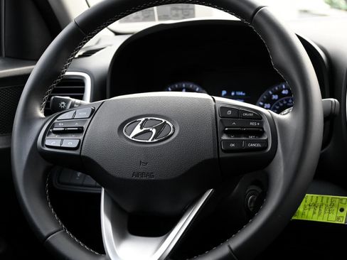 Used 2022 Hyundai Venue SEL image 25