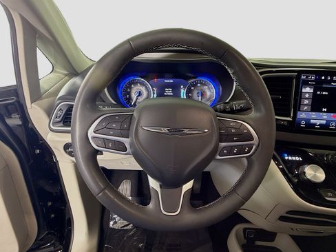 Used 2024 Chrysler Pacifica Touring-L FWD image 13
