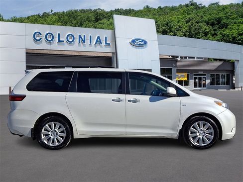 Used 2017 Toyota Sienna XLE Premium image 7
