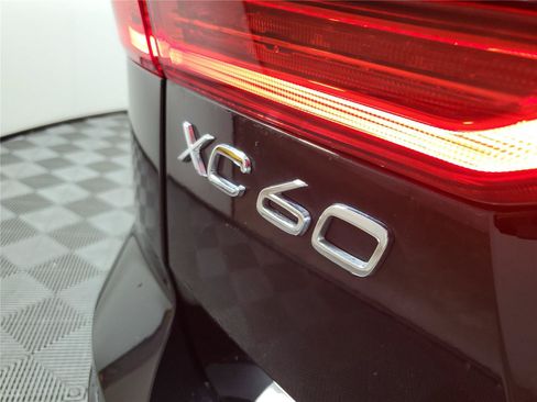 Certified 2025 Volvo XC60 B5 Ultra AWD/4WD image 8
