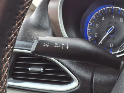 Used 2017 Chrysler Pacifica Touring-L w/ Tire & Wheel Group image 19