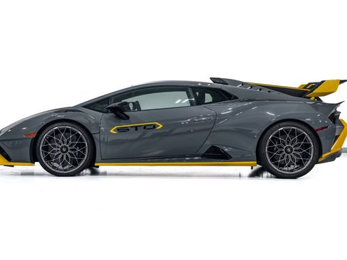 Used 2023 Lamborghini Huracan STO image 5